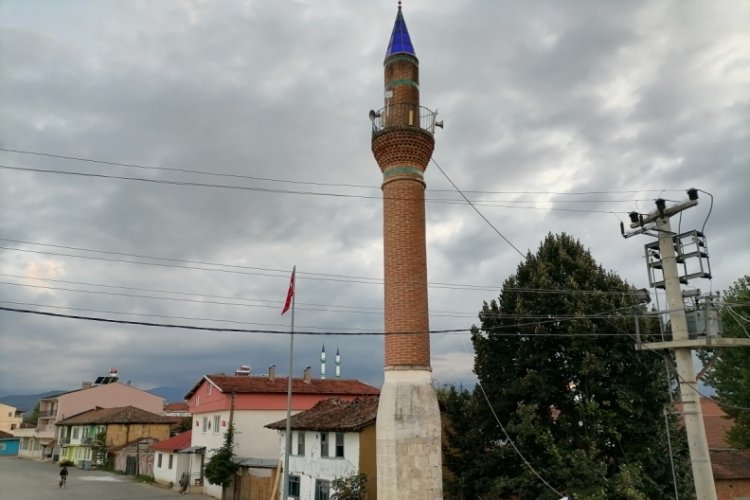 İnegöl Hasanpaşa Mahallesi’ndeki camisiz minare dikkati çekiyor