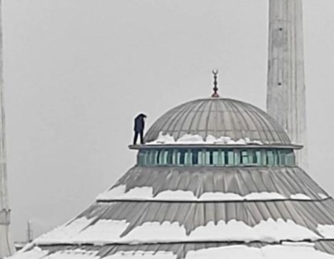 Bursa’da cami kubbesinde tehlikeli temizlik