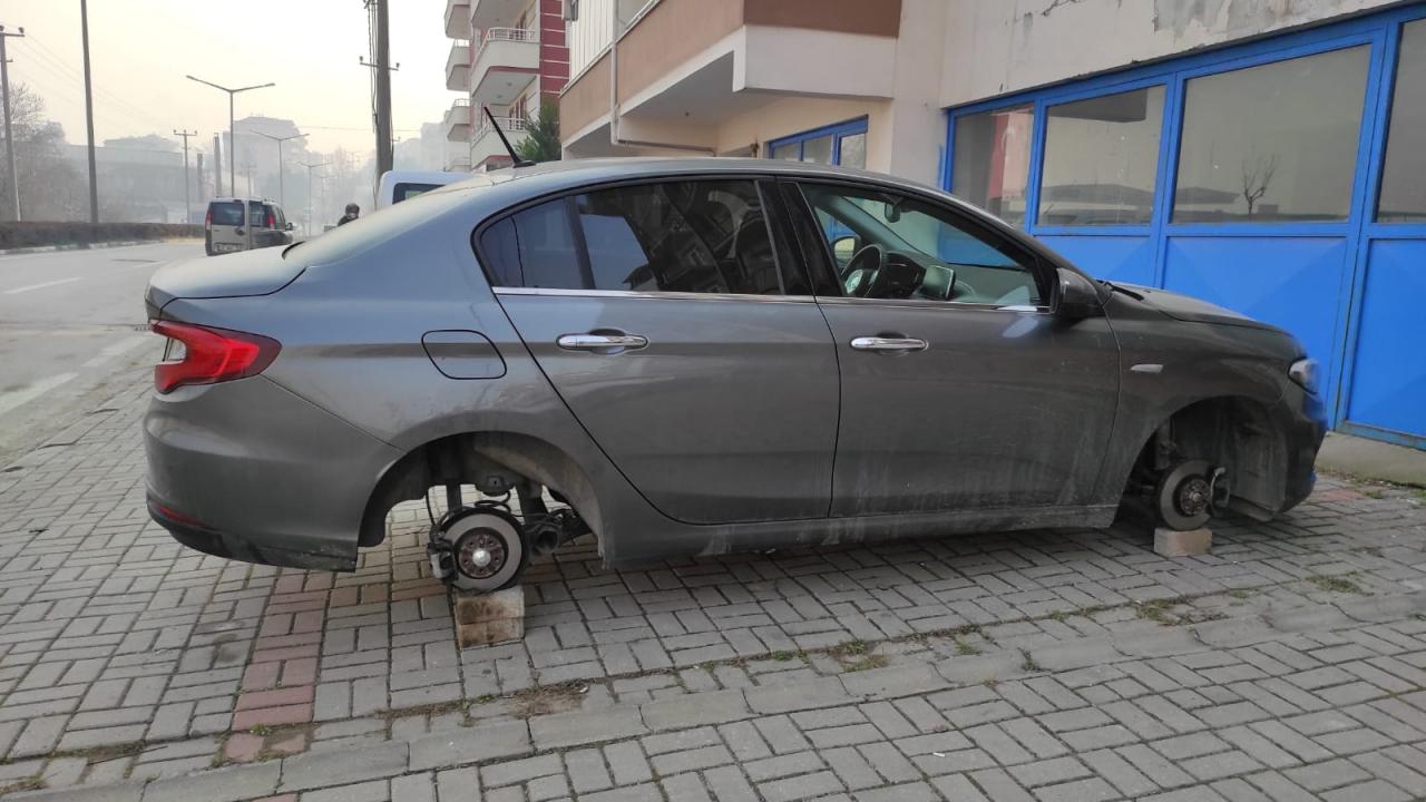 Bursa’da park halindeki otomobilin 4 lastiği ve jantarı çalındı