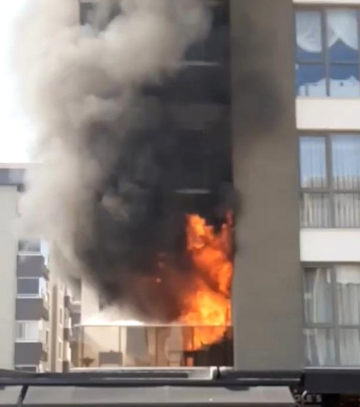 Apartmanda çıkan yangında dumanlar binayı sararken, altında bulunan kafedeki vatandaşlar korku dolu anlar yaşadı