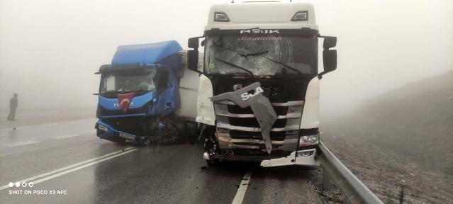 Bursa’da yoğun sis…İki tır çarpıştı: 1 yaralı