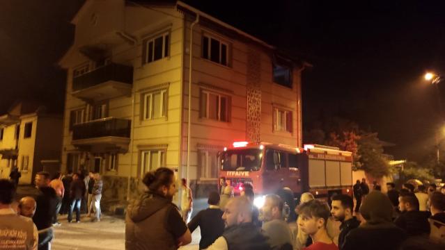 Bursa’da 3 katlı binada korkutan yangın