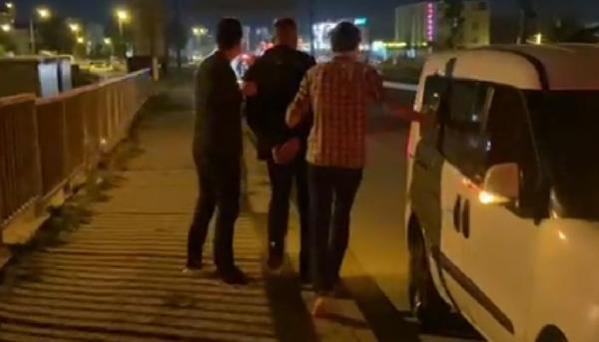 Otomobille polis aracına çarpıp kaçtılar, üzerlerinden uyuşturucu çıktı