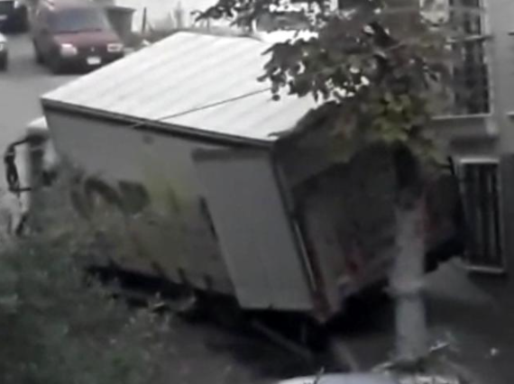 Bursa’da freni patlayan kamyon 3 aracı biçtikten sonra evin duvarına çarptı