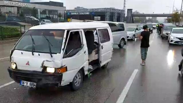 Bursa’da çalıntı araçla polislerden kaçan şüpheli 5 araca çarparak durabildi