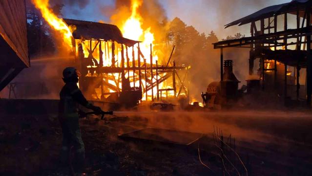 Bursa’da 2 köy evi alev alev yandı