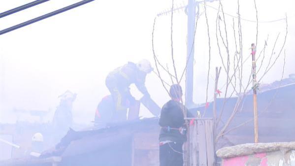 Bursa’da alevlerin 2 saatte söndürüldüğü 2 ev yandı