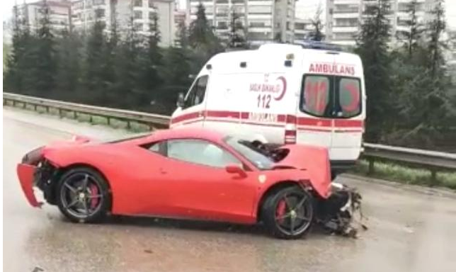 Bursa’da öyle bir kaza yaşandı ki, 7 milyonluk Ferrari hurdaya döndü!
