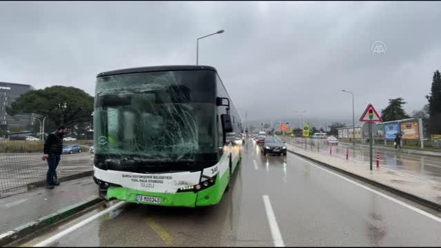 Özel halk otobüsü ile çarpışan okul servisindeki 7 kişi yaralandı