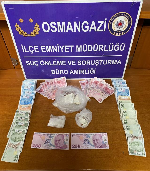 Bursa’da kovalamacada şüphelinin attığı poşetten uyuşturucu çıktı