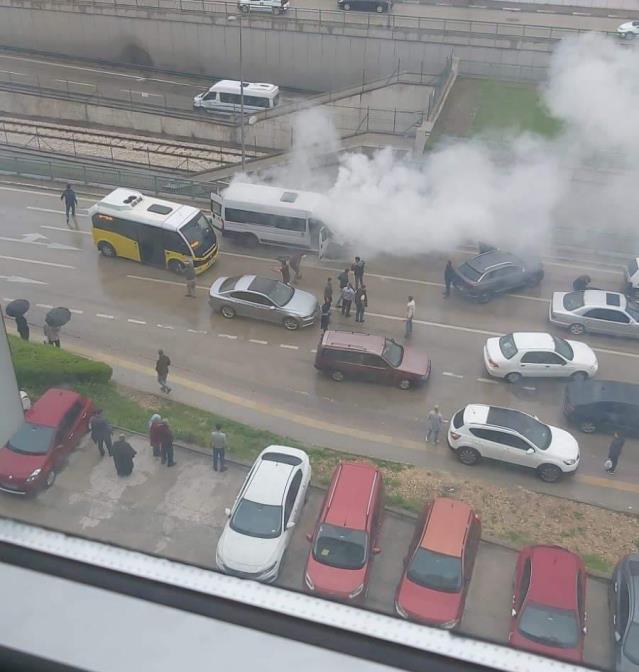 Bursa’da servis minibüsü alev alev yandı, işçiler canlarını zor kurtardı