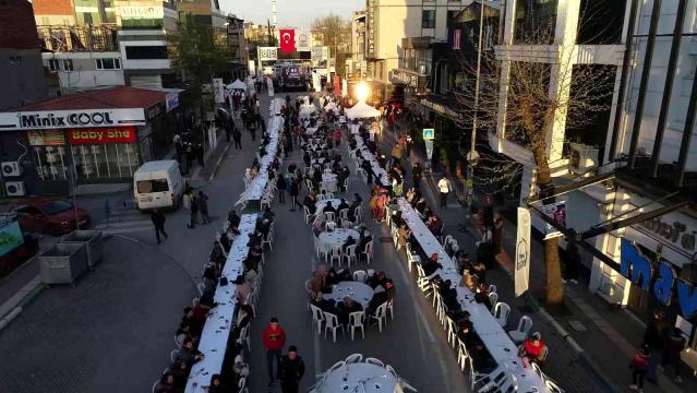 Caddeyi trafiğe kapattılar, 12 bin kişi aynı sofrada iftar yaptı