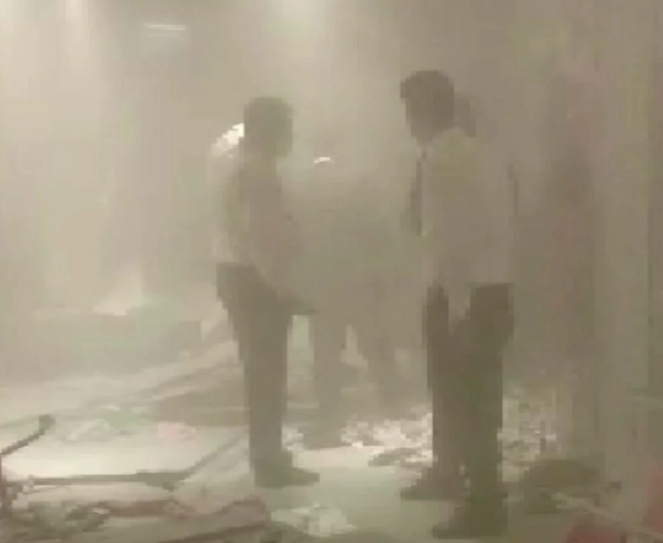 Bursa’da AVM’de yangın paniği: Tavan çöktü