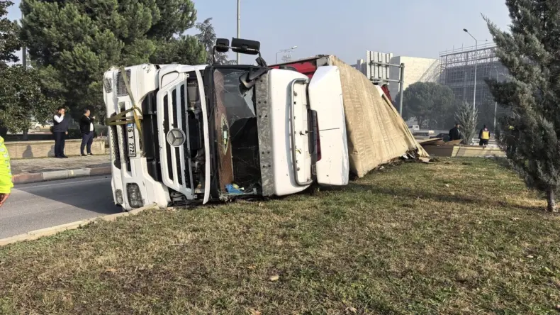 BURSA’da sunta yüklü TIR devrildi