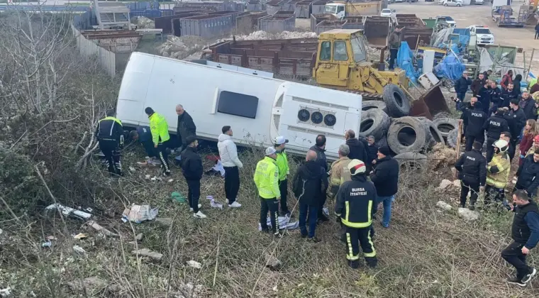 Bursa’da İşçi Servis Otobüsü TIR ile Çarpıştı: 10 Yaralı