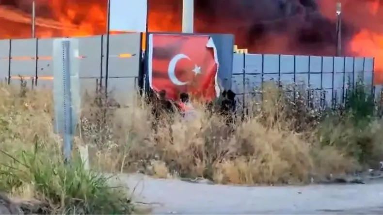 Yangında Türk Bayrağı Kurtarıldı