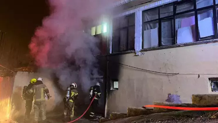 Bursa’da 4 Katlı Binanın Bodrum Katında Yangın Çıktı