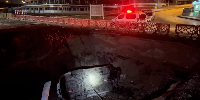 Kontrolden çıkan otomobil metro inşaatına uçtu: 1 yaralı