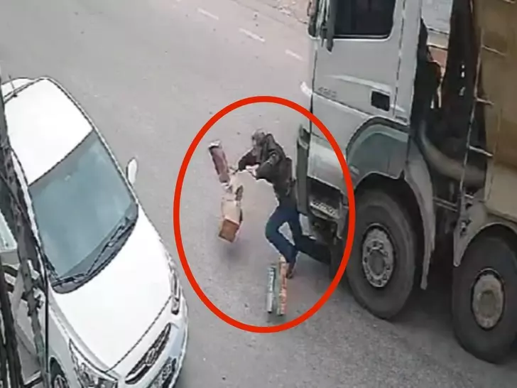 Bursa’da yolun karşısına geçmeye çalışan yaya hafriyat kamyonunun altında kalarak ağır yaralandı