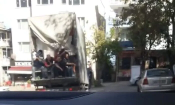 Bursa’da kamyonet kasasında tehlikeli yolculuk kamerada