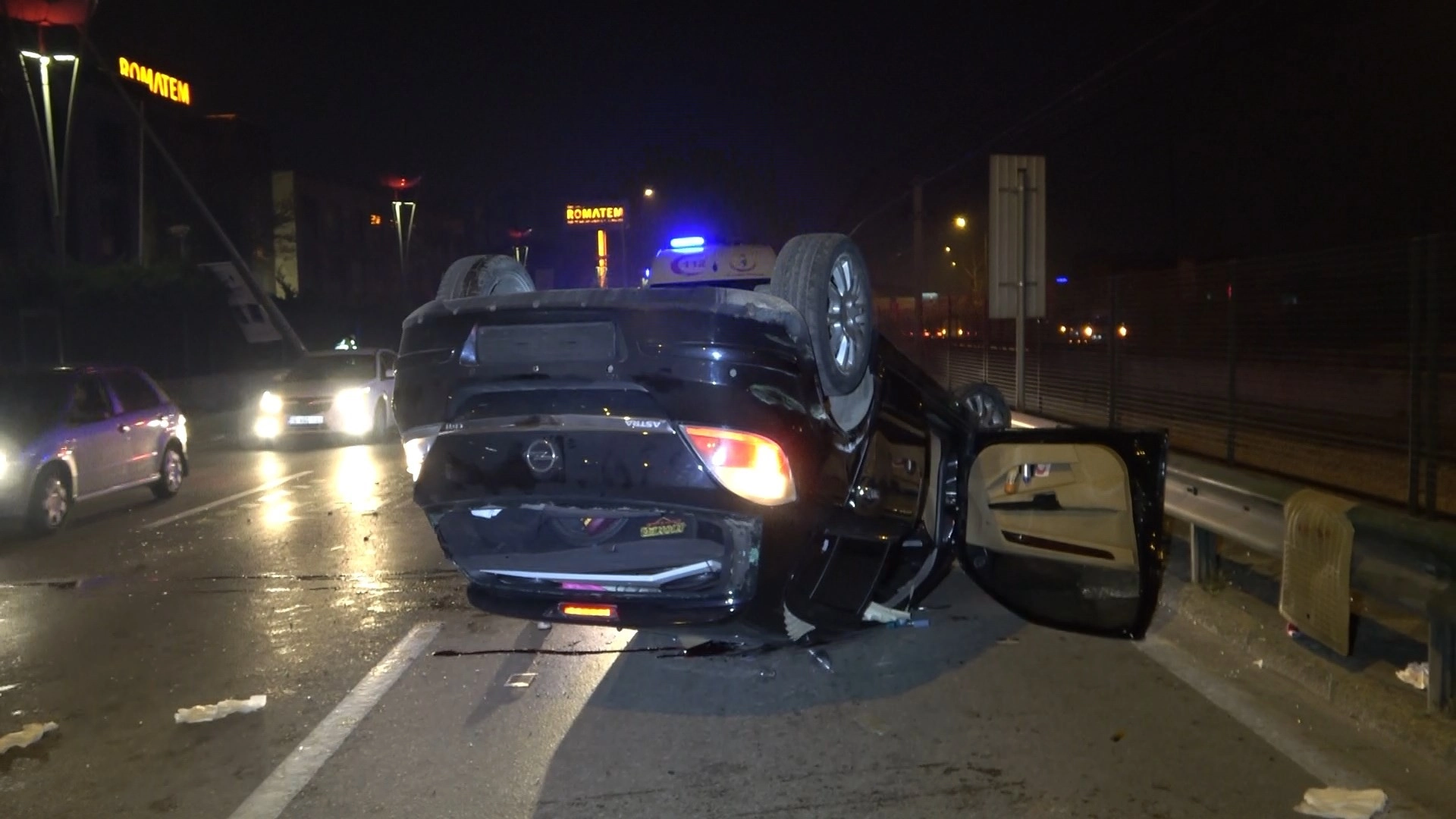Bursa’da kontrolden çıkan otomobil aydınlatma direğine çarpıp takla attı: 3 ağır yaralı