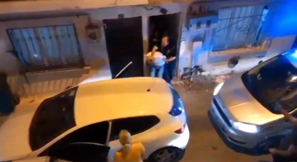 Bursa’da Narkotik Polisi Şüpheli Şahısların Evinde Baskın Yaptı