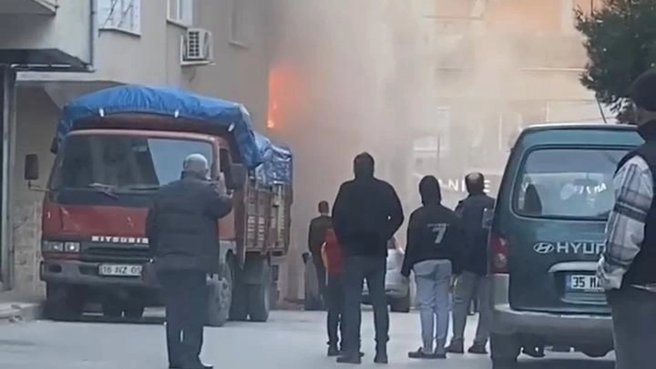 Bursa’da bir binanın 2. katında çıkan yangın itfaiye ekiplerinin müdahalesiyle söndürüldü