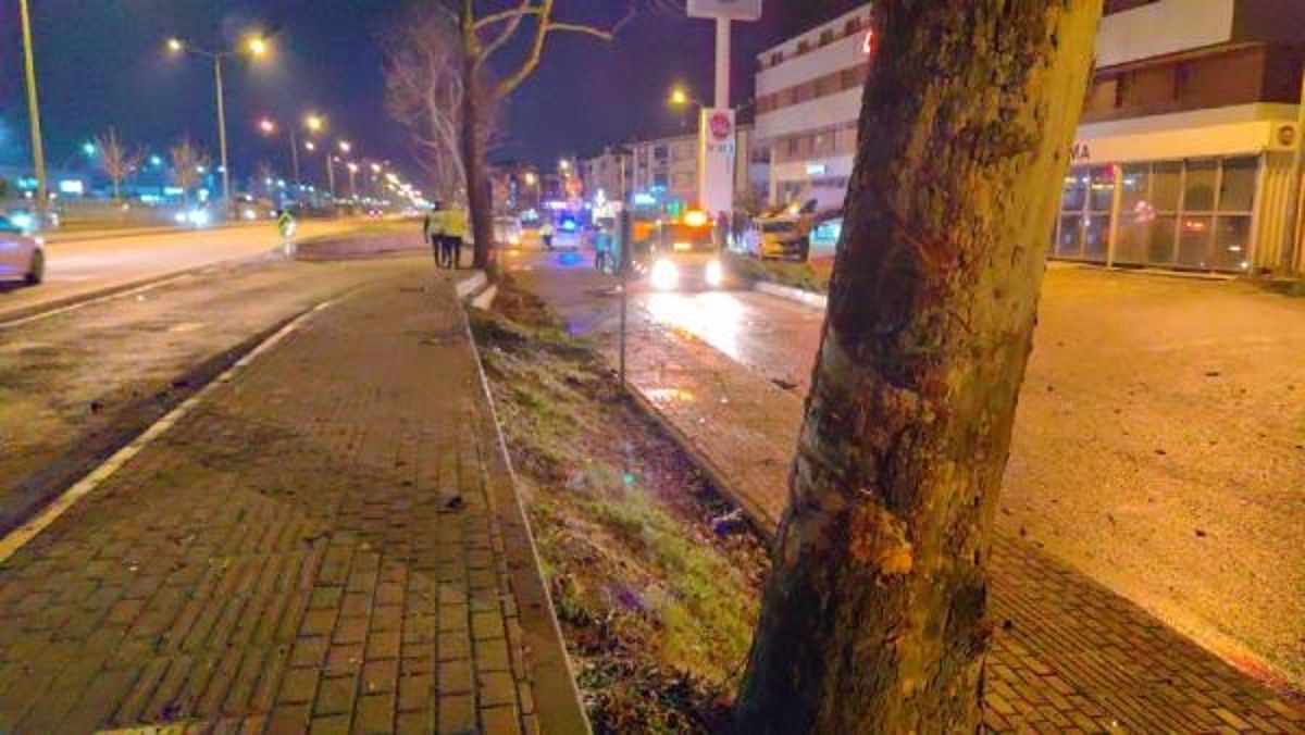 İnegöl’de kaza: Otomobil ağaca çarptı, sürücü yaralandı
