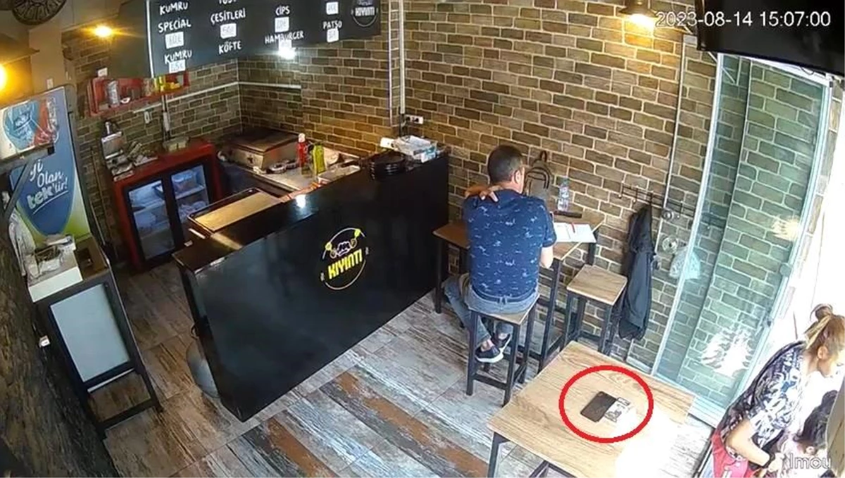 Bursa’da Bir Tost Dükkanında Telefon Hırsızlığı