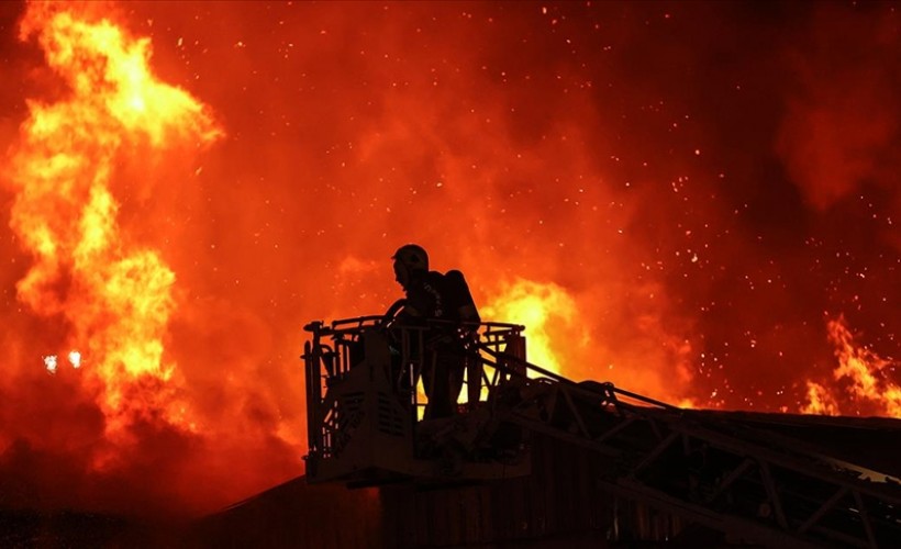 Bursa’da hurda deposunda çıkan yangın söndürüldü
